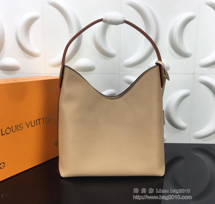 路易威登LV女包 頂級原單 M44330 柔軟小牛皮包 Lockme Hobo手袋 銀色LV旋扣 可手提 肘挎 肩背  ydh2597